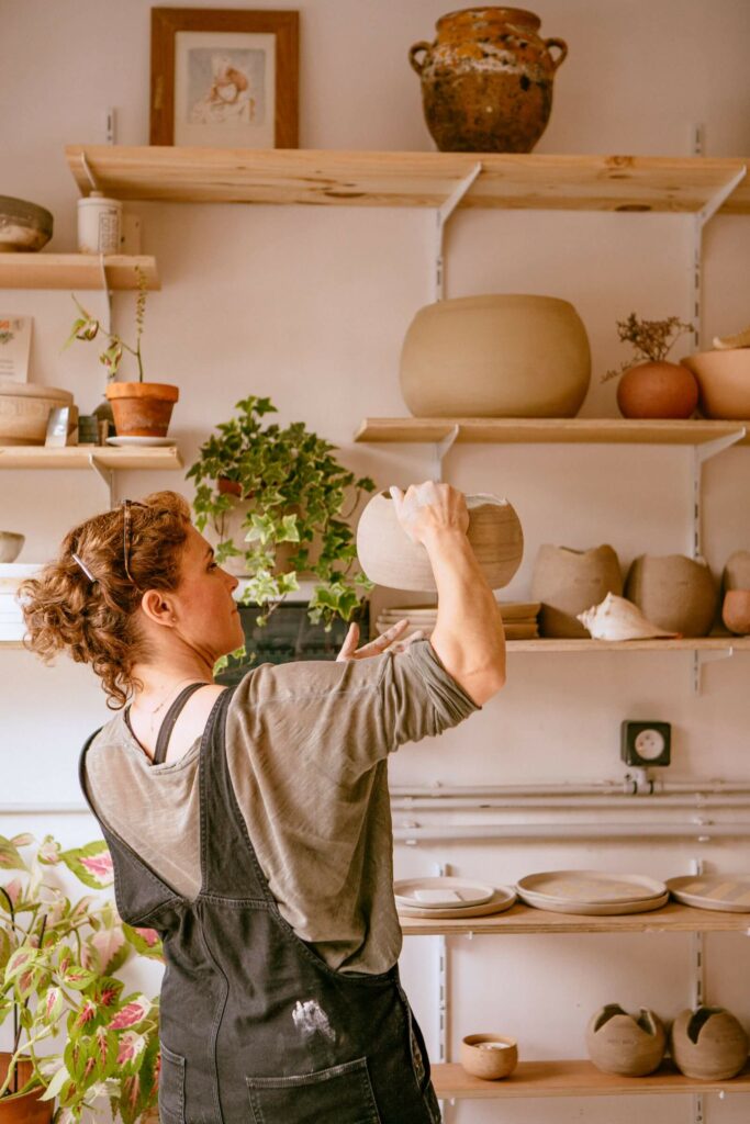 céramiste dans son atelier à Ahetze